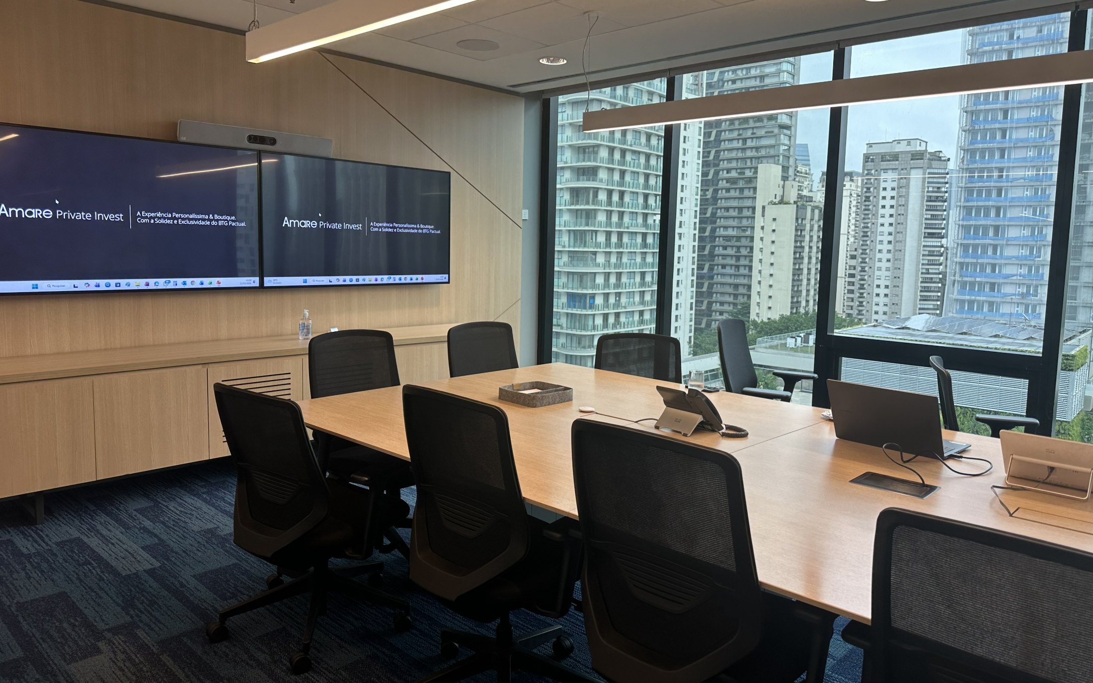 Sala de reunião na sede do BTG Pactual em São Paulo, com a marca Amare Private Invest